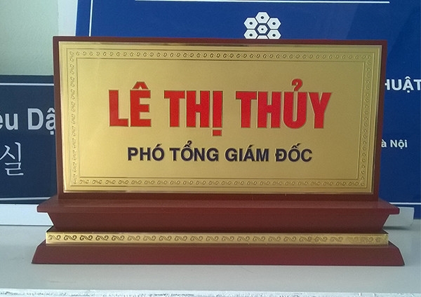 Bảng chức danh để bàn - In ấn Hoài Việt - Công Ty TNHH Một Thành Viên Quảng Cáo Hoài Việt